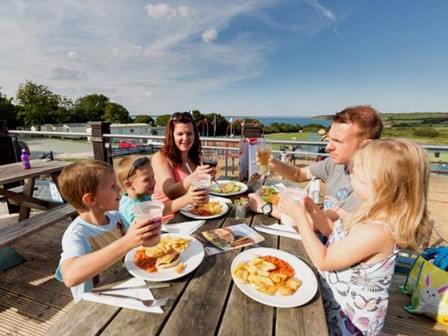 Family eating at Thorness Bay Holiday Park