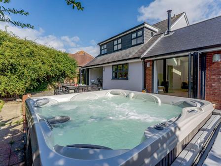 Westport Cottage on the Isle of Wight with 7 person hot tub