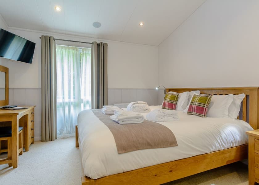 Bedroom at Bath Mill Lodge Retreat. Image: Hoseasons