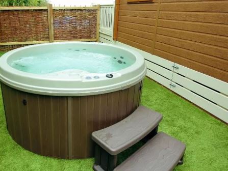Hot tub at Bucklegrove Holiday Park (image from Hoseasons)
