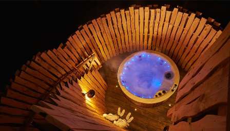 Center Parcs treehouse hot tub