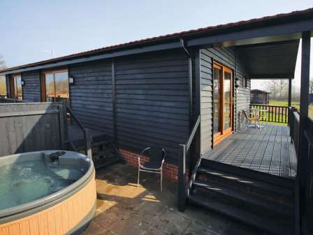 High lodge with hot tub in Suffolk