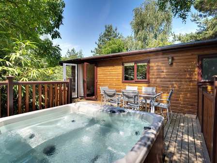 Hot tub and lodge at Landal Sandybrook