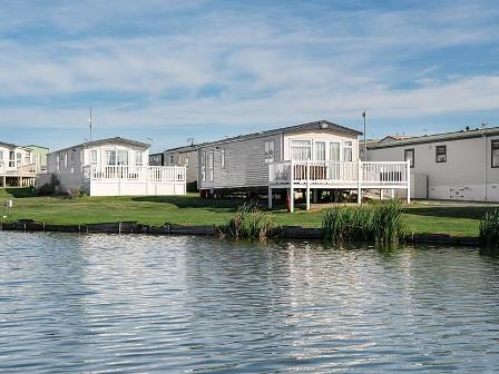 Sand Le Mere lodges overlooking lakes