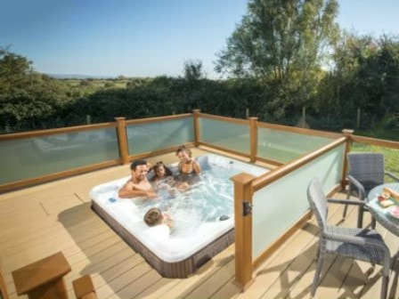 Hot tub at Sandy Meadows Lodge Park