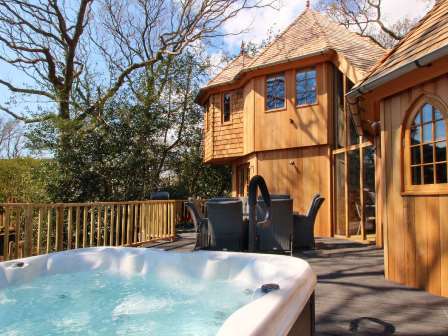 Treehouse and hot tub at Shorefield Country Park