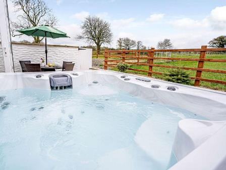 Welsh Cob Cottage with hot tub in Wales